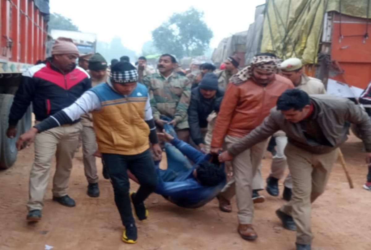 Prayagraj: Attempted to rob cash van by attacking with a bomb