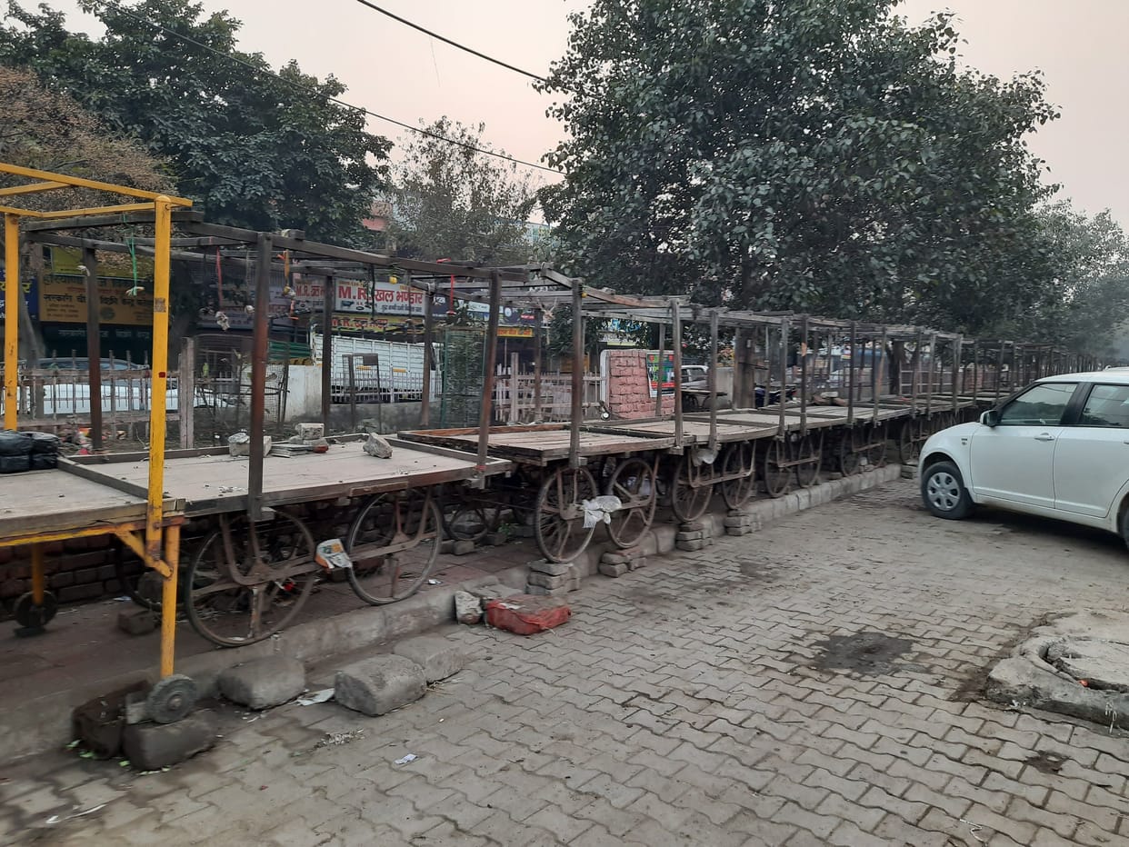 Auto collides with speed breaker, driver dies, fatehabad