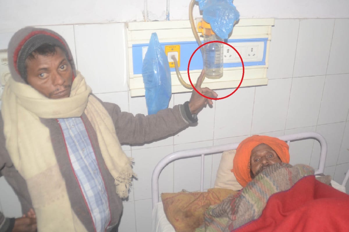 Oxygen is being given to patients from dirt glass in Baghpat District Hospital