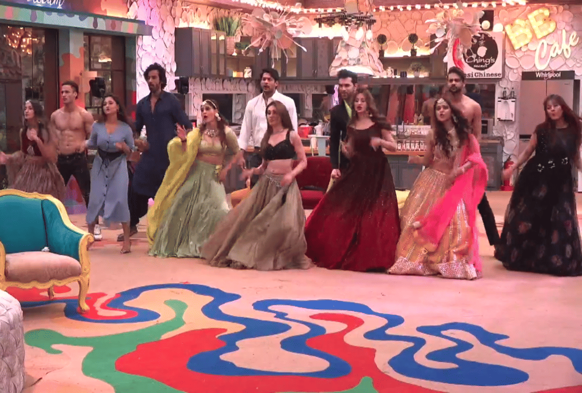 bigg boss 13 sidharth shukla kissed to shehnaaz gill see salman khan reaction