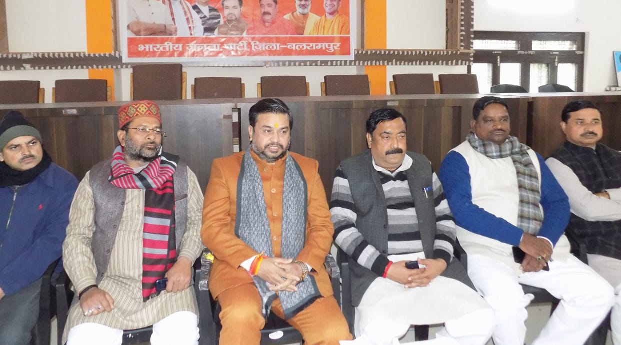 Fake Gandhi family opposing Mahatma Gandhi's ideology