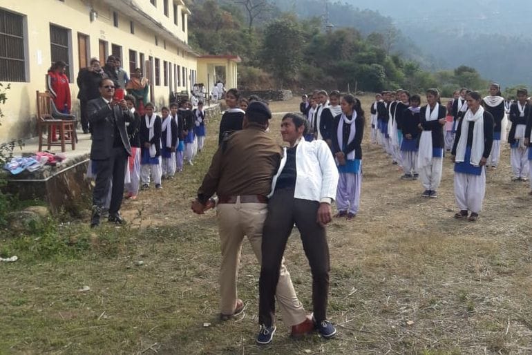 Police taught students self-protection tricks