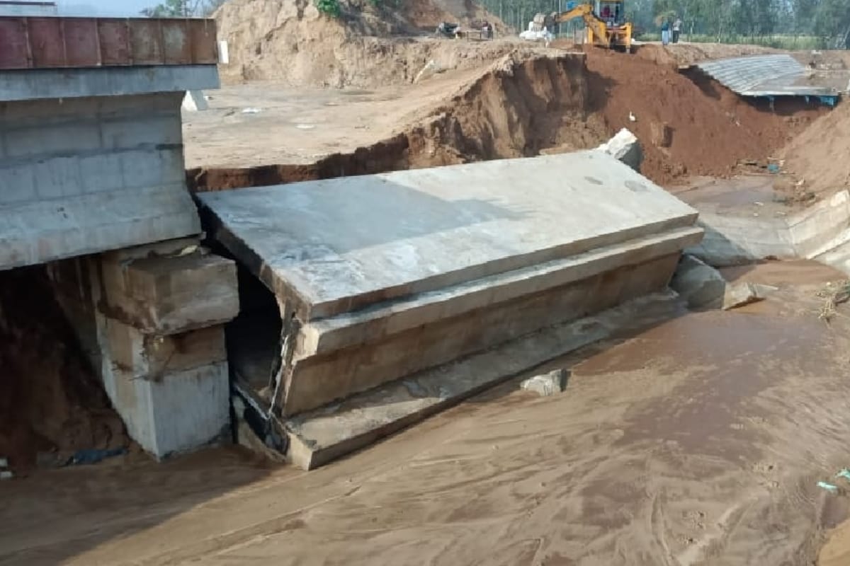 under cunstruction bridge of two crore rupees collapsed in Bijnor after releasing water