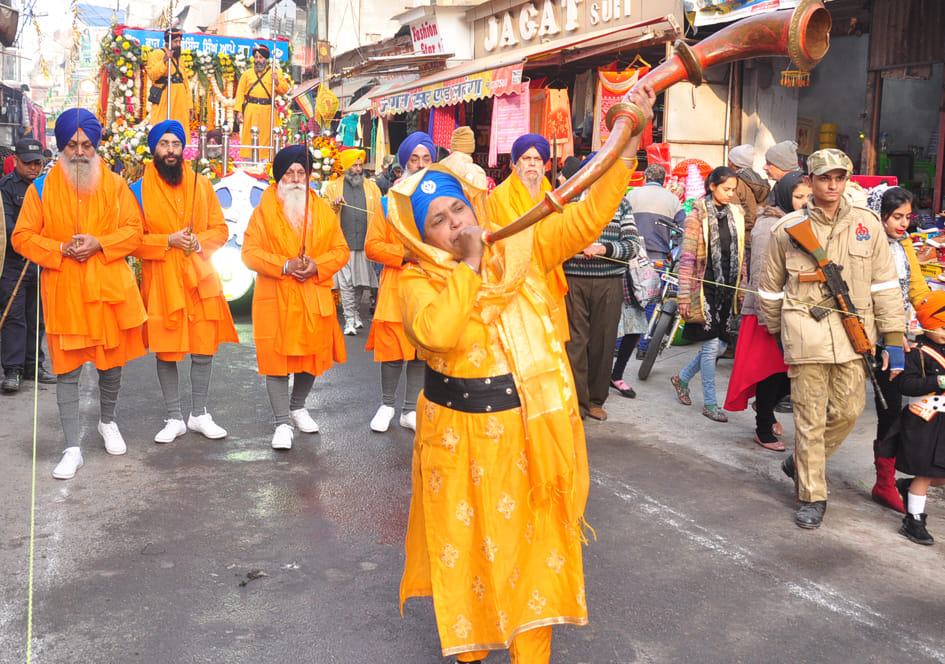City kirtan with exciting tricks