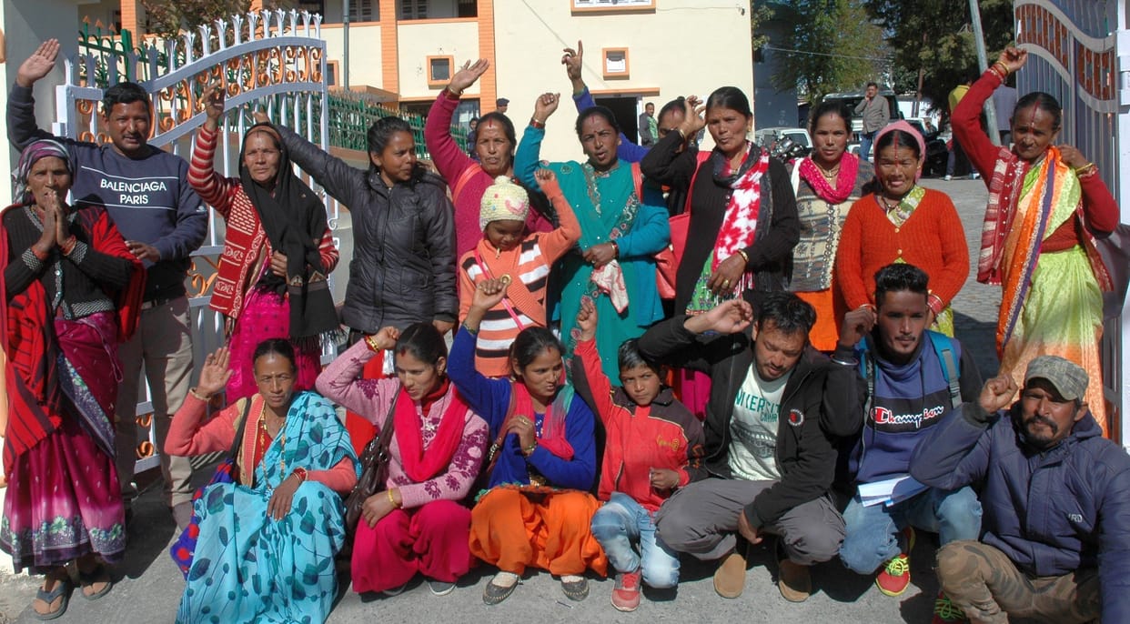 Women struggling with drinking water crisis demonstrated in Collectorate
