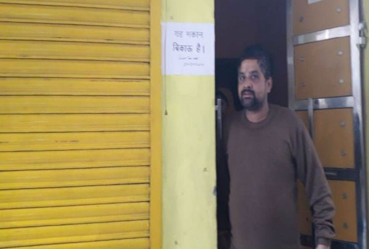 Posters of the House for Sale At Tajganj Police Station Telipada