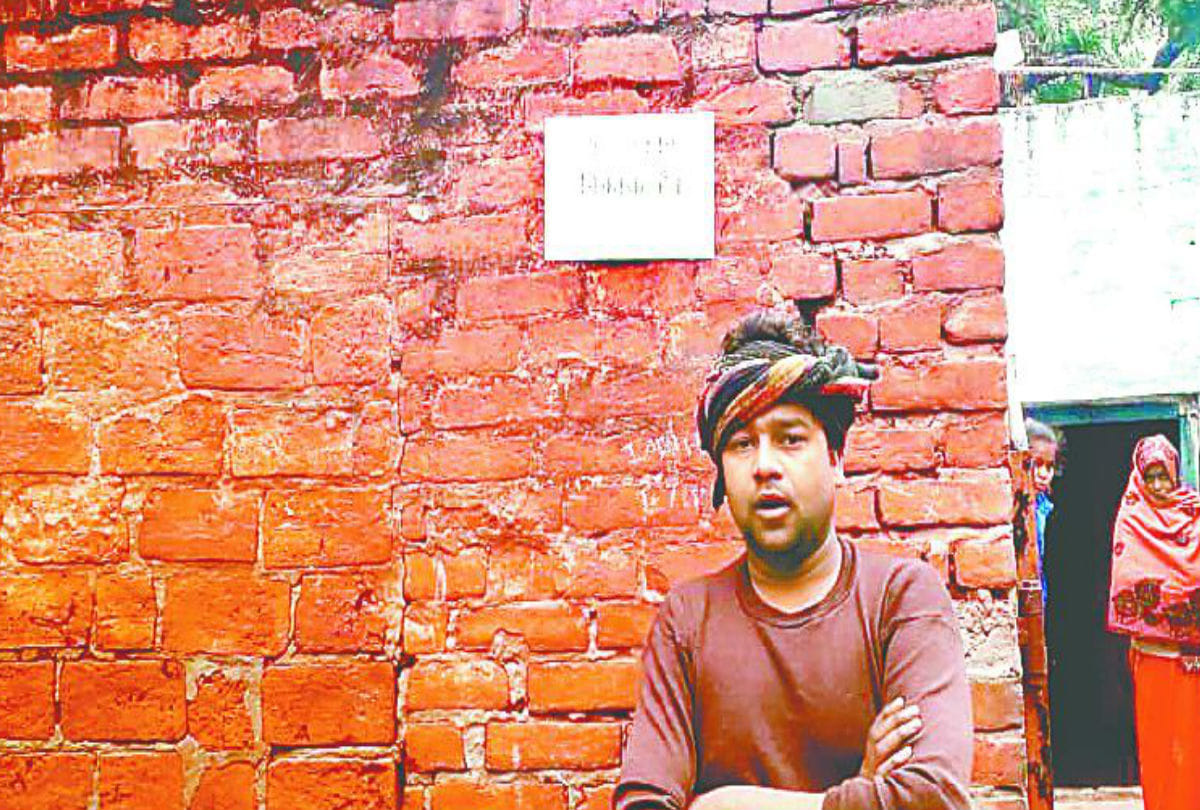 Posters of the House for Sale At Tajganj Police Station Telipada