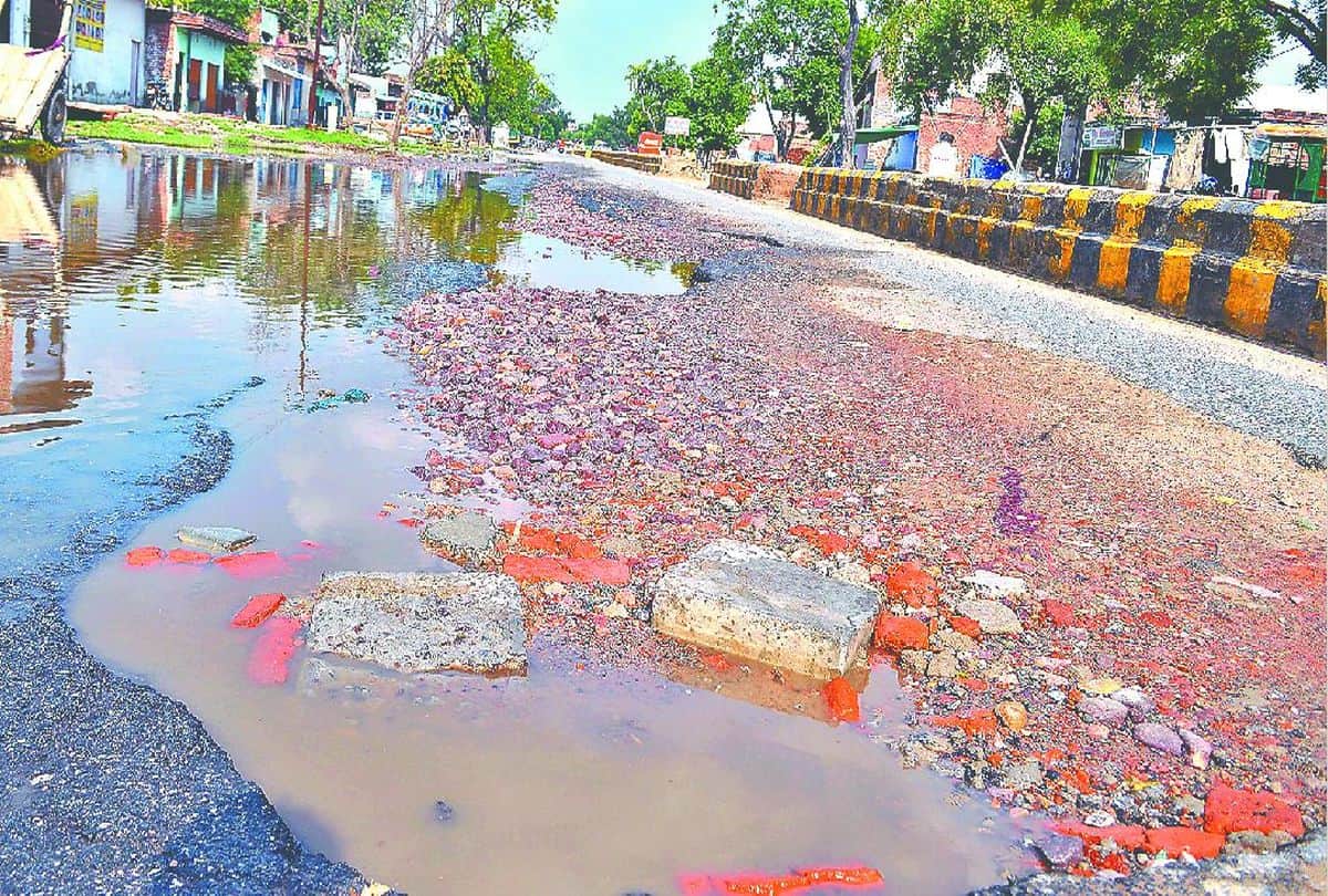 woman death in accident due to potholes on road in agra