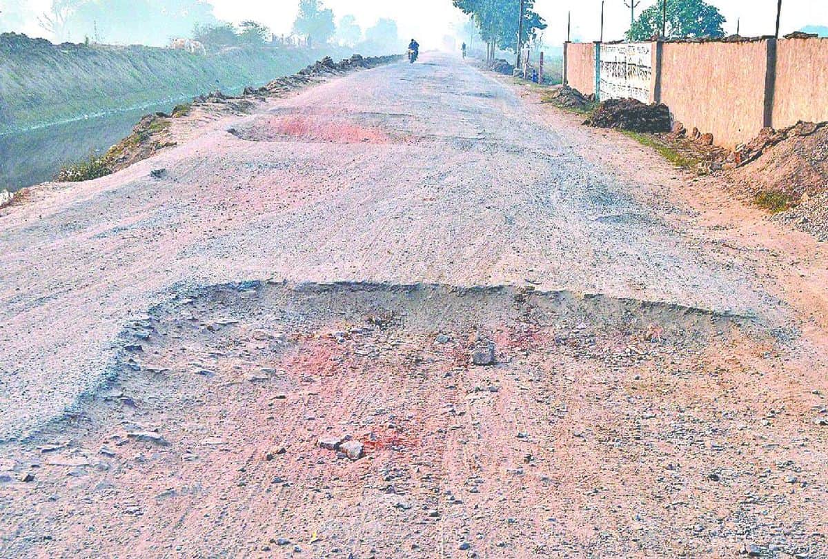 woman death in accident due to potholes on road in agra