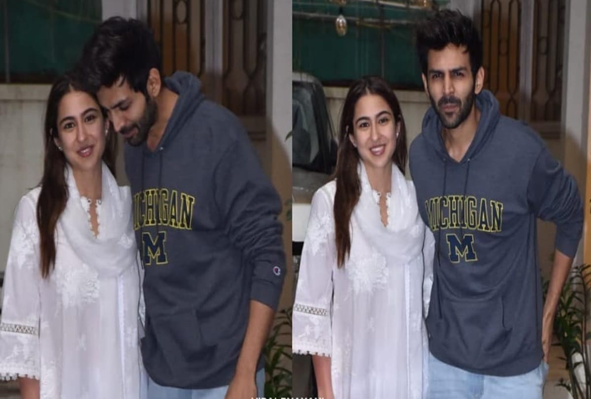 sara ali khan helps a needy person with money outside temple in mumbai