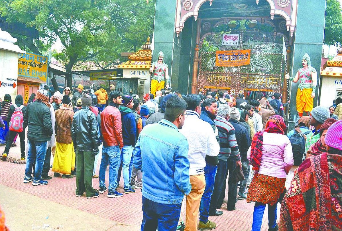 crowd of devotees gathered in the temples of Mathura Vrindavan before lockdown