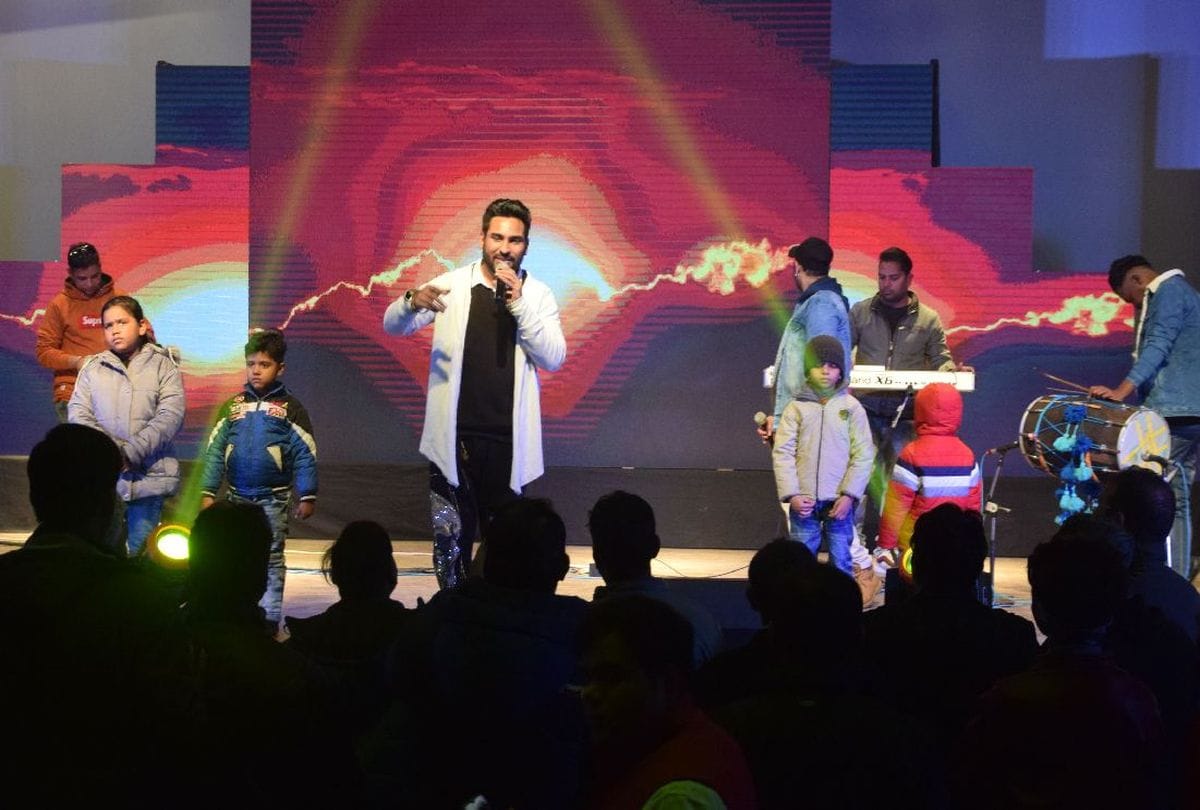 amar ujala bollywood star night with singer alamgir khan in agra