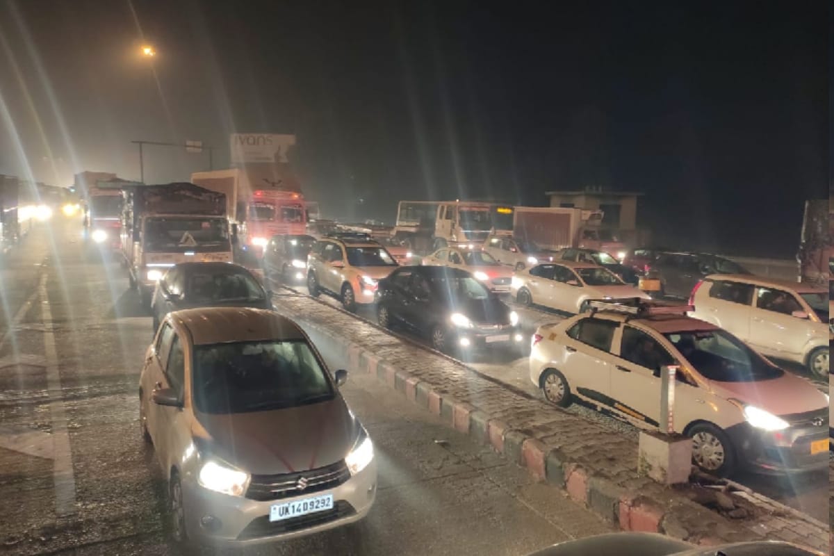 Long jam at sivaya toll plaza meerut, delhi police inspector fights with toll workers