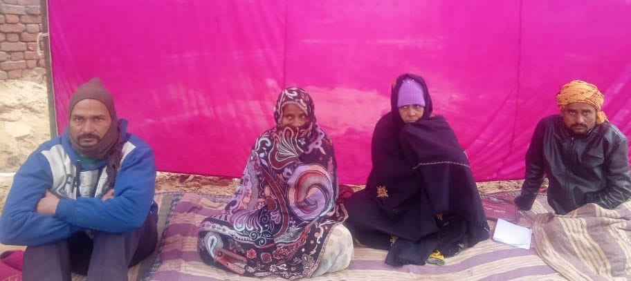 kabje ka aarop lagaakar anashan par baitha parivaar