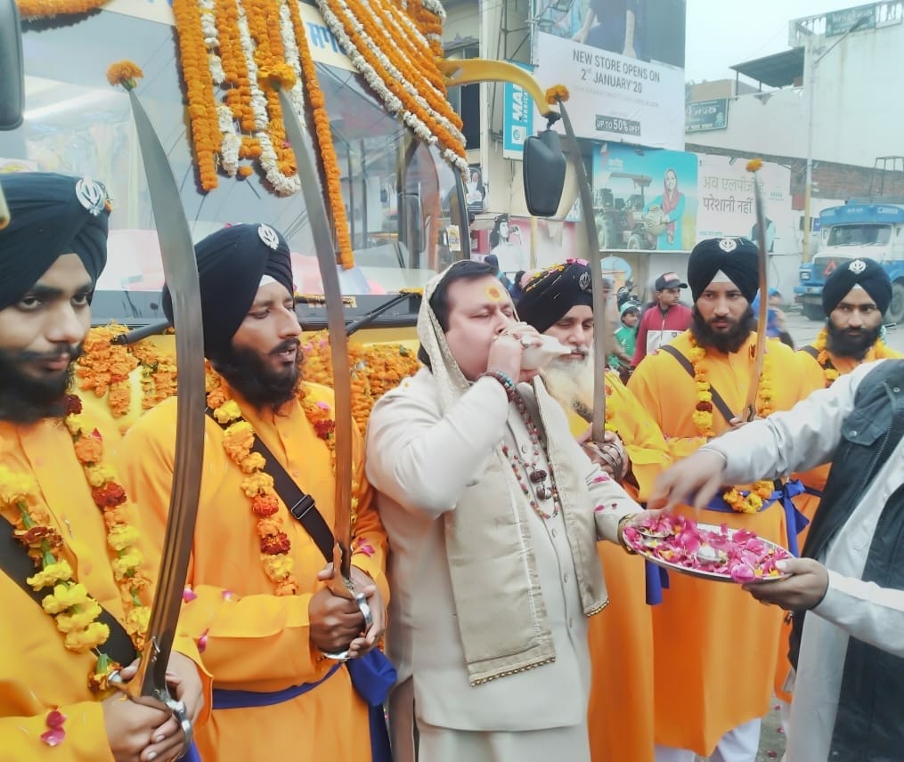 Kirtan was taken out on the occasion of light festival