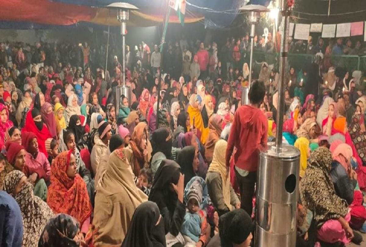 protest against CAA : women on strike against CAA along with their children in Shaheen Bagh