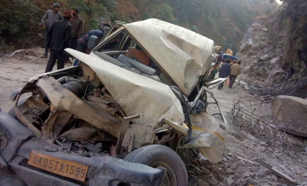 Two girls injured by falling stones in the moving bolaro