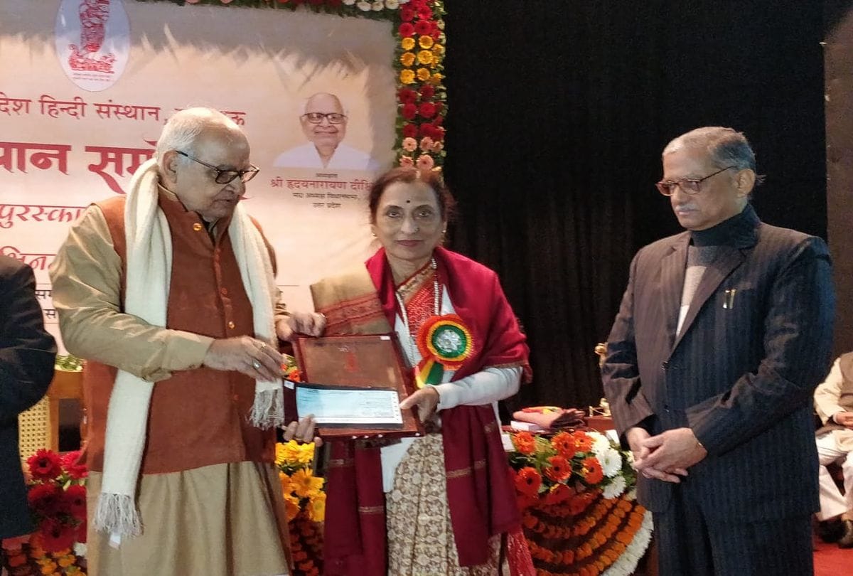 Agra's Writer Dr. Shashi Tiwari got Sahitya Bhushan Award