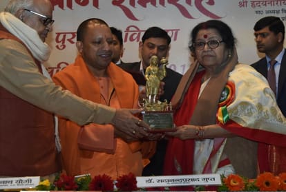 CM Yogi Adityanath speaks in Hindi Samman samaroh against some writers of country