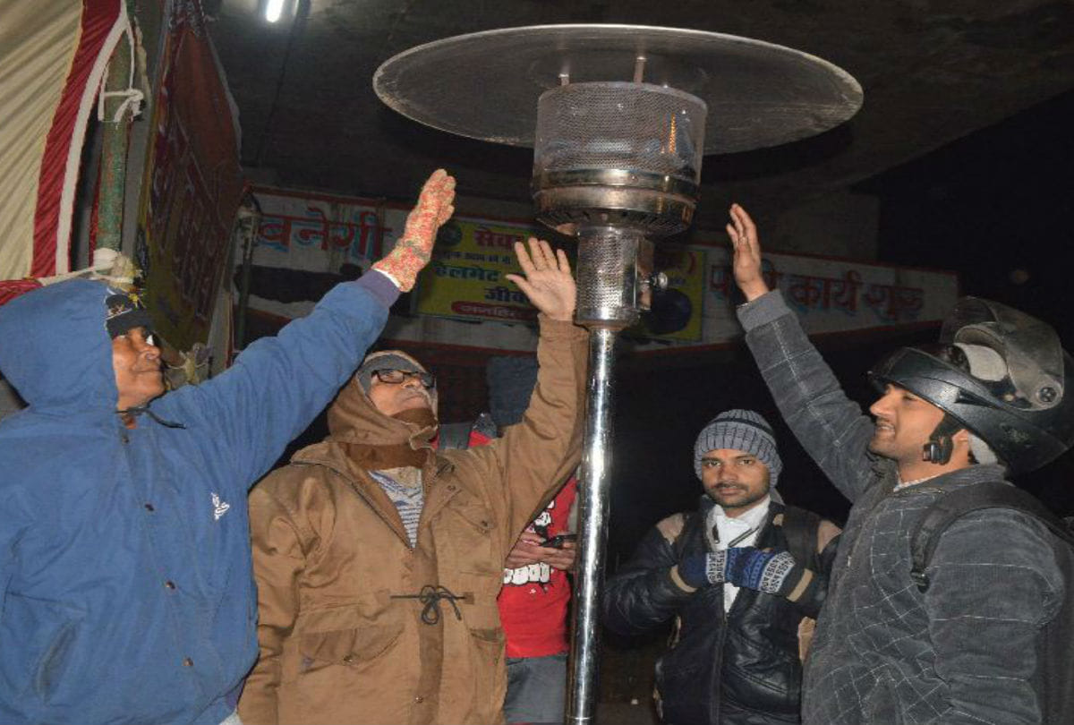Record Breaking Cold Weather Farecast People Of Platform And Footpath