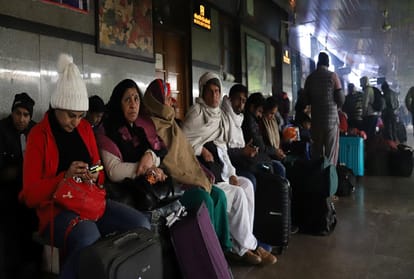 fog in delhi ncr Passengers stuck waiting for trains at New Delhi railway station