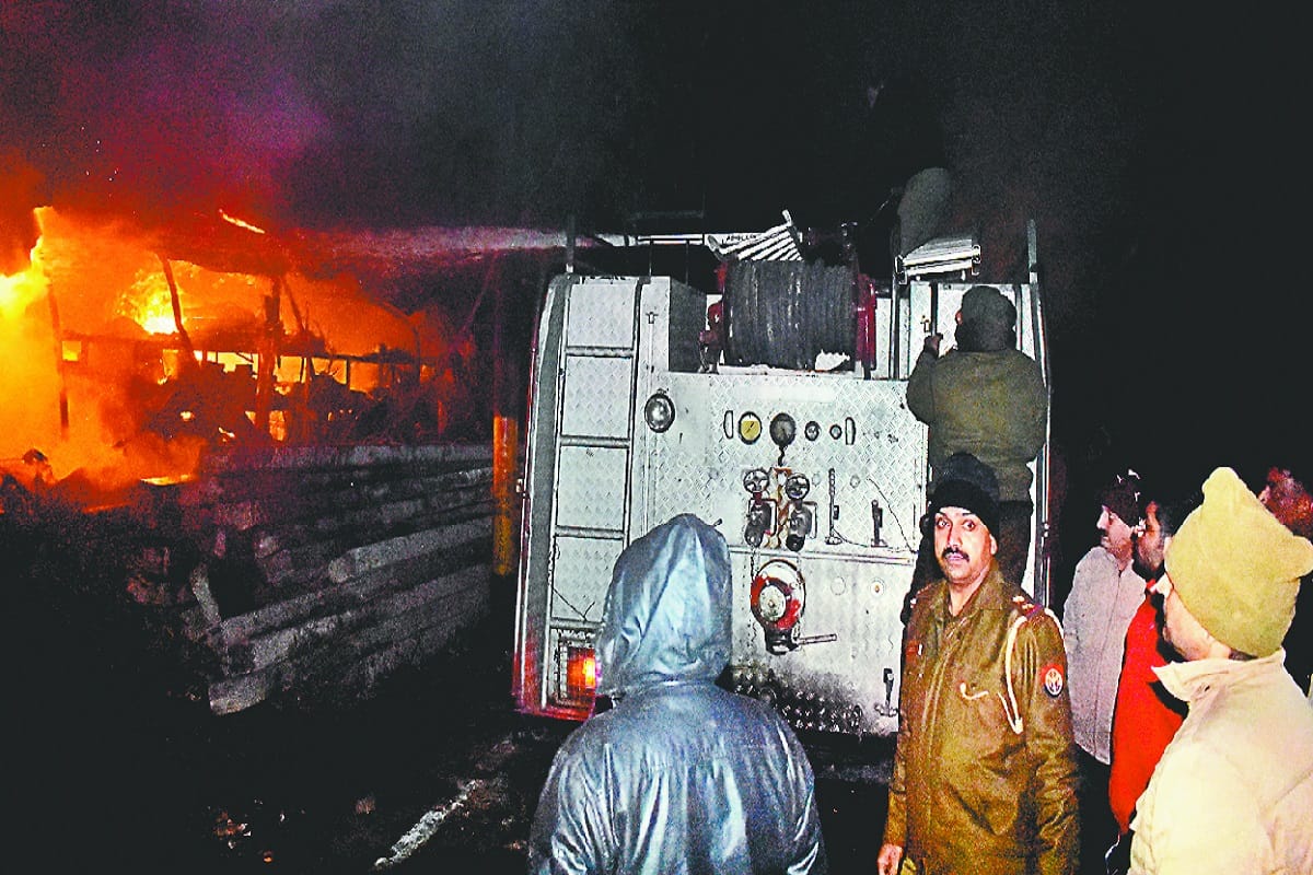 Fierce fire has in power storage center in Meerut city
