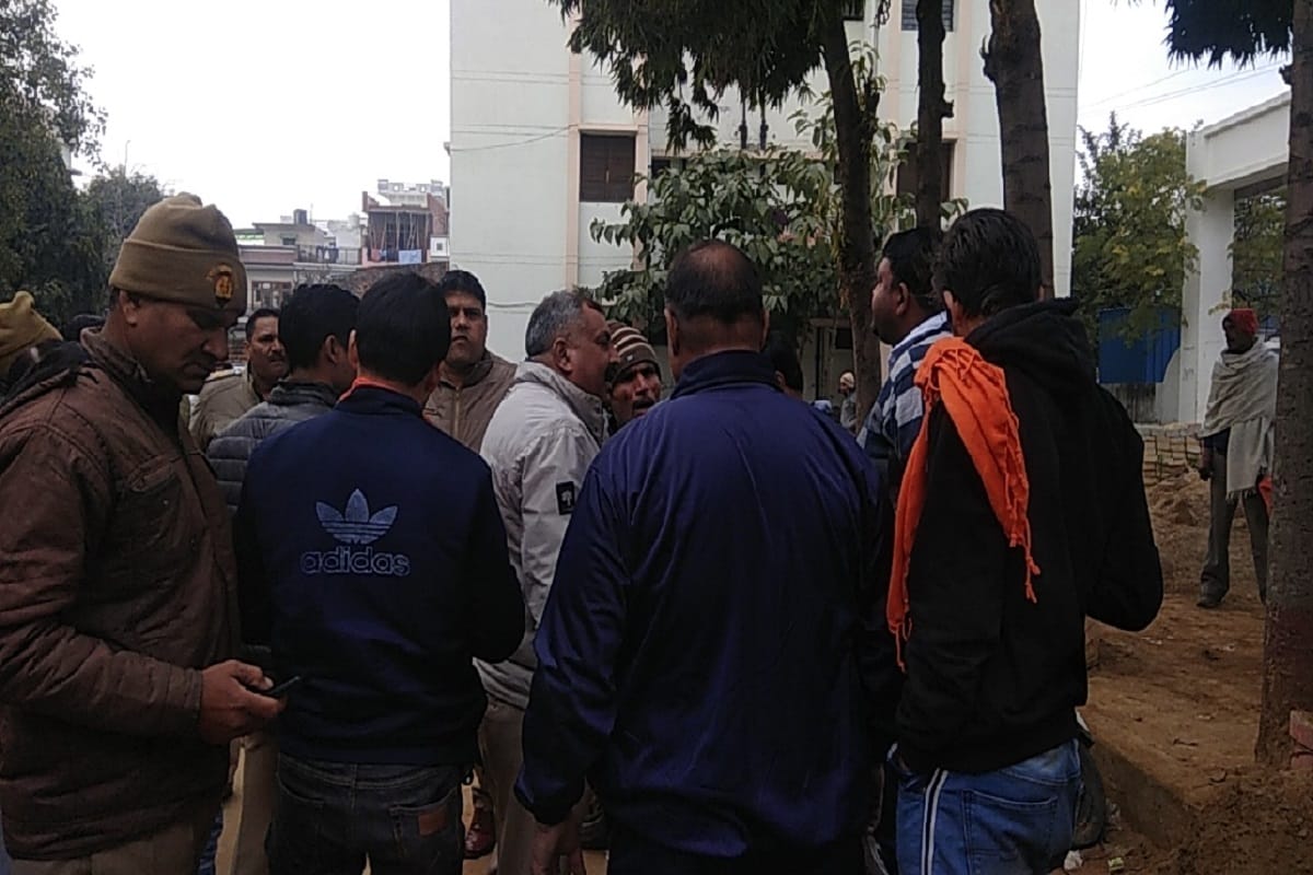 Meerut News, dispute between the Inspector and Hindu Yuva Vahini activists in police station
