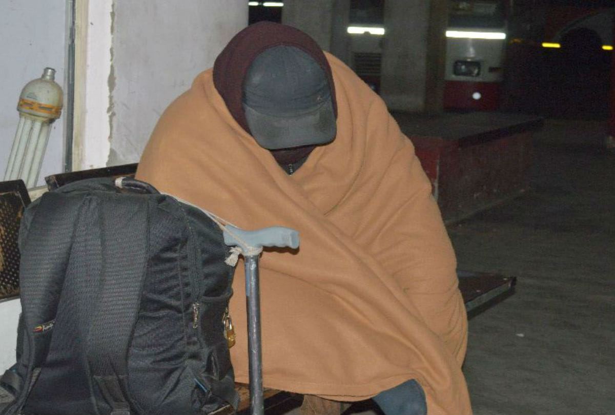 Record Breaking Cold Weather Farecast People Of Platform And Footpath