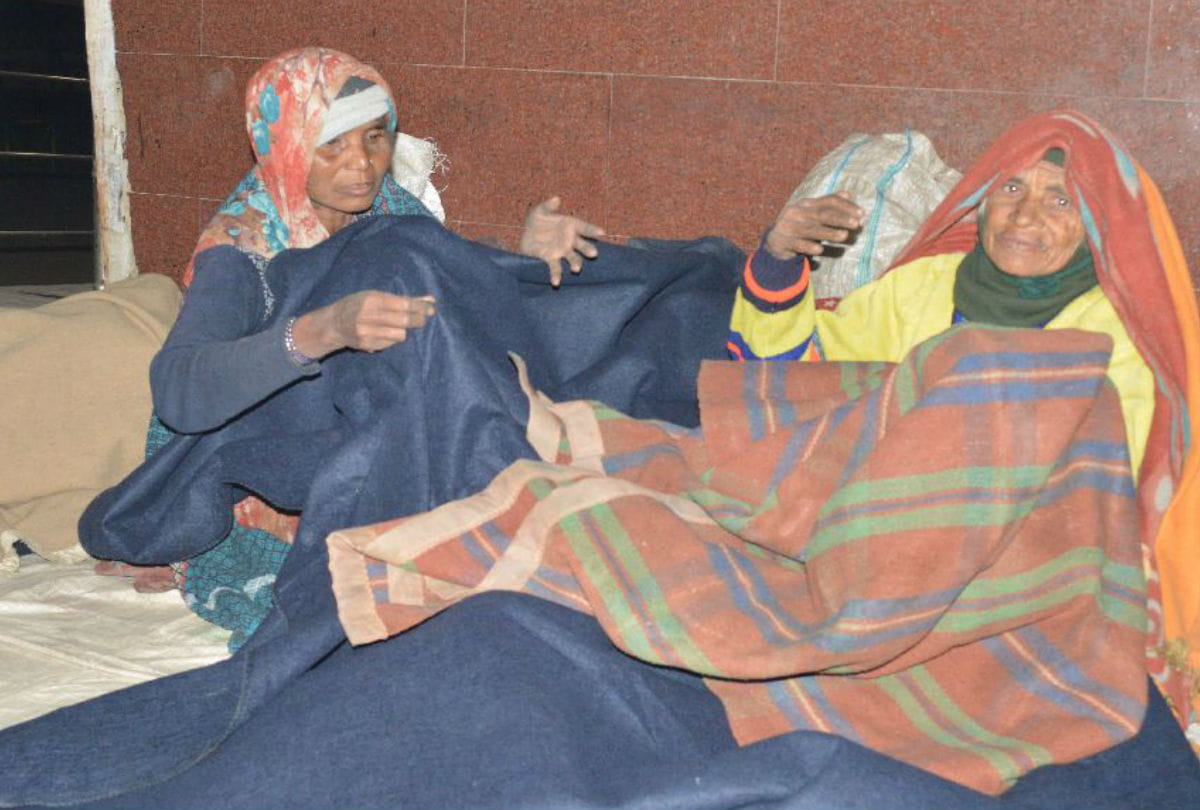 Record Breaking Cold Weather Farecast People Of Platform And Footpath