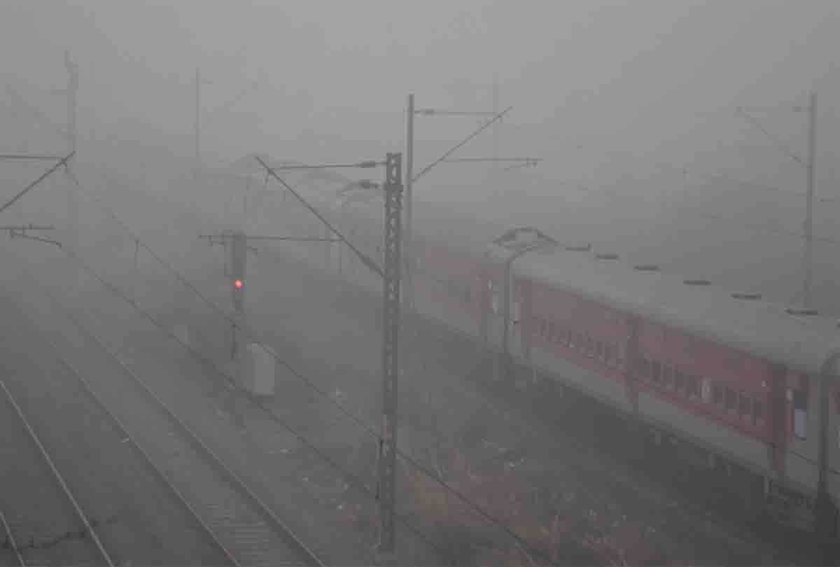 152 trains delayed in fog, 13,000 passengers canceled journey in winter