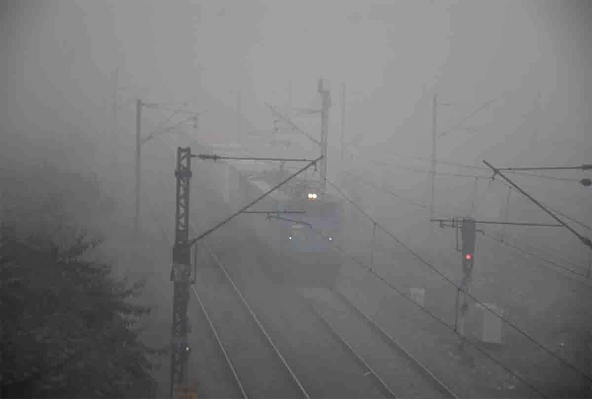 152 trains delayed in fog, 13,000 passengers canceled journey in winter