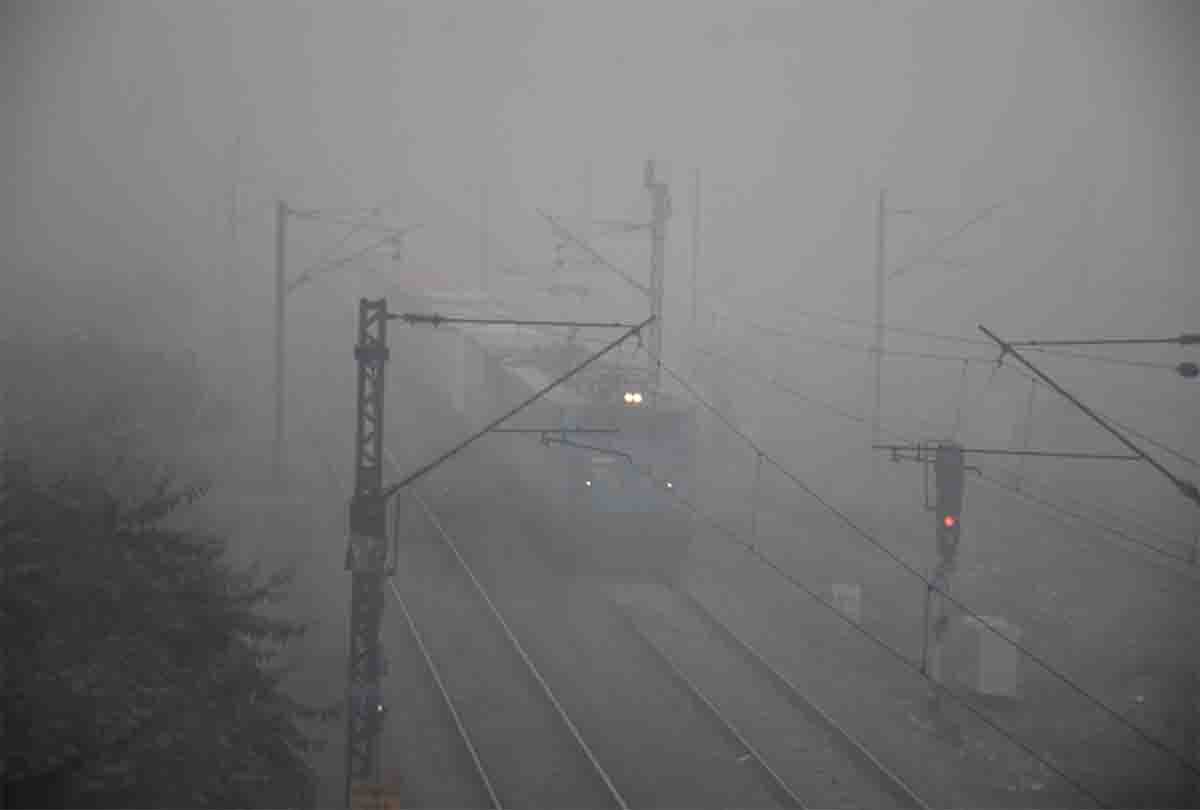 152 trains delayed in fog, 13,000 passengers canceled journey in winter