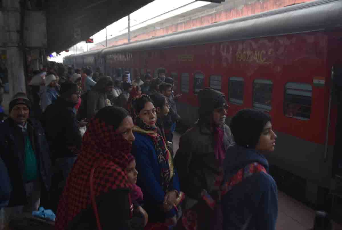 152 trains delayed in fog, 13,000 passengers canceled journey in winter