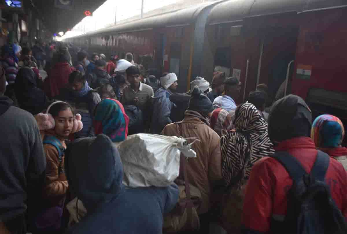 152 trains delayed in fog, 13,000 passengers canceled journey in winter