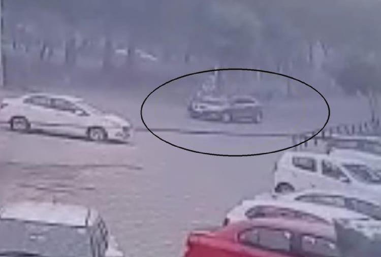 jeweller shop's owner and son bond by robbers on gun point and loot