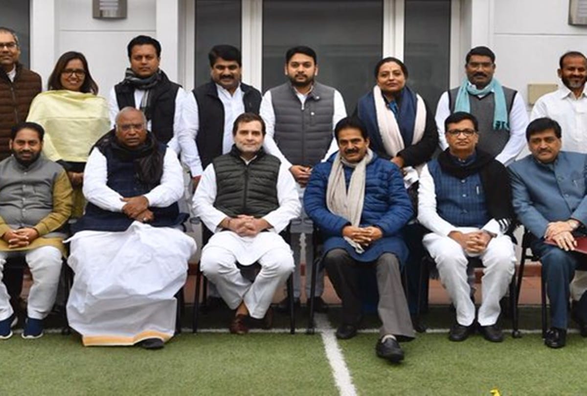Congress meeting at Rahul Gandhi home, Priyanka Gandhi Vadra, Mallikarjun Kharge and KC Venugopal