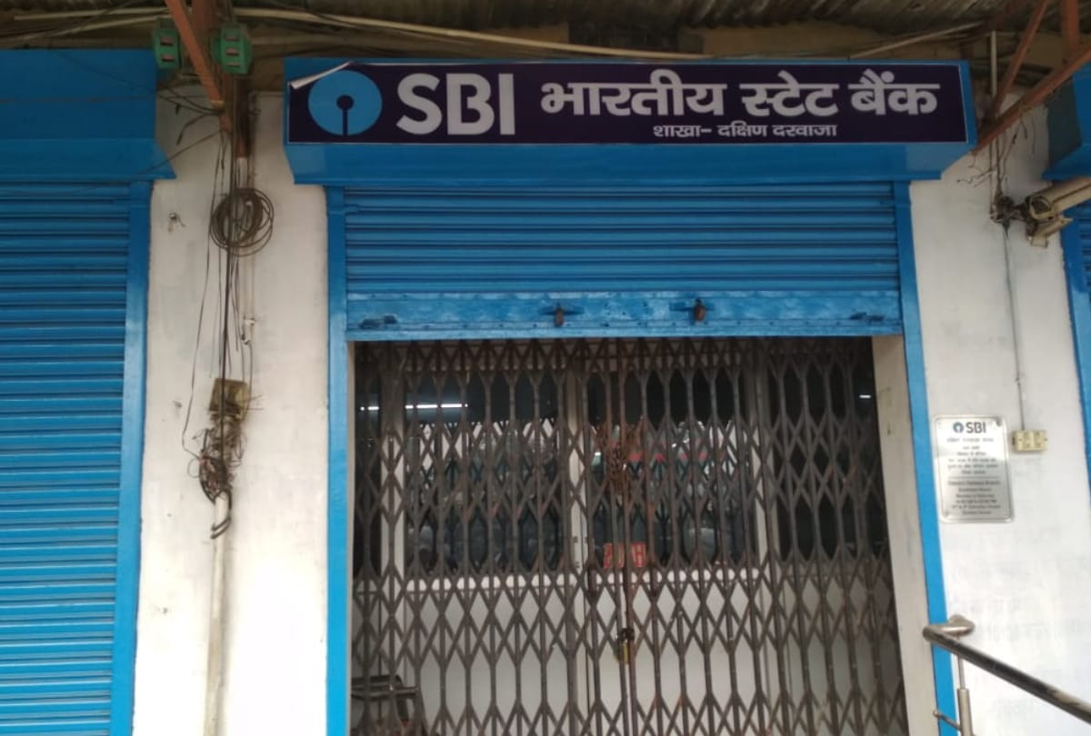 Thieves stole 30 lakh rupees by breaking SBI ATM in Basti