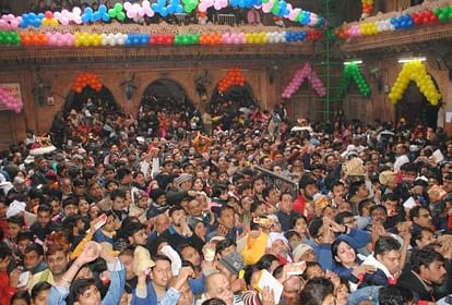 Mathura:बांकेबिहारी मंदिर में उमड़ी भीड़, बेहोश हुई महिला श्रद्धालु - Women  Devotees Fainted Due To Over Crowd In Banke Bihari Temple Vrindavan Mathura  - Amar Ujala Hindi News Live