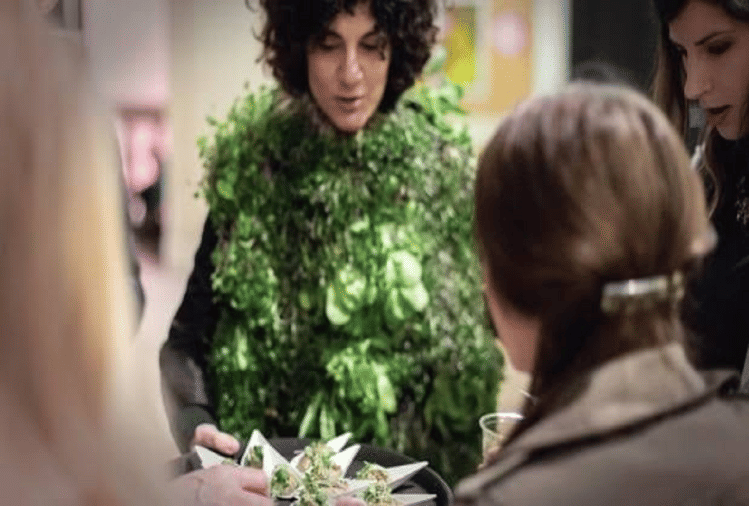 दुनिया का पहला ऐसा ड्रेस, जिसमें उगाई जा सकती है 22 तरह की फल और