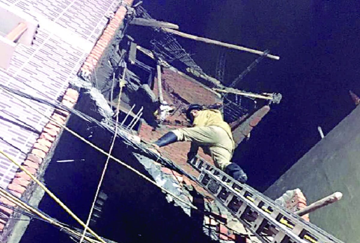 A part of the house being built in Trilokpuri fell, one injured