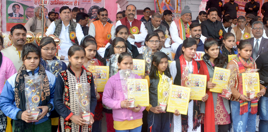 Saini Samaj honored meritorious students