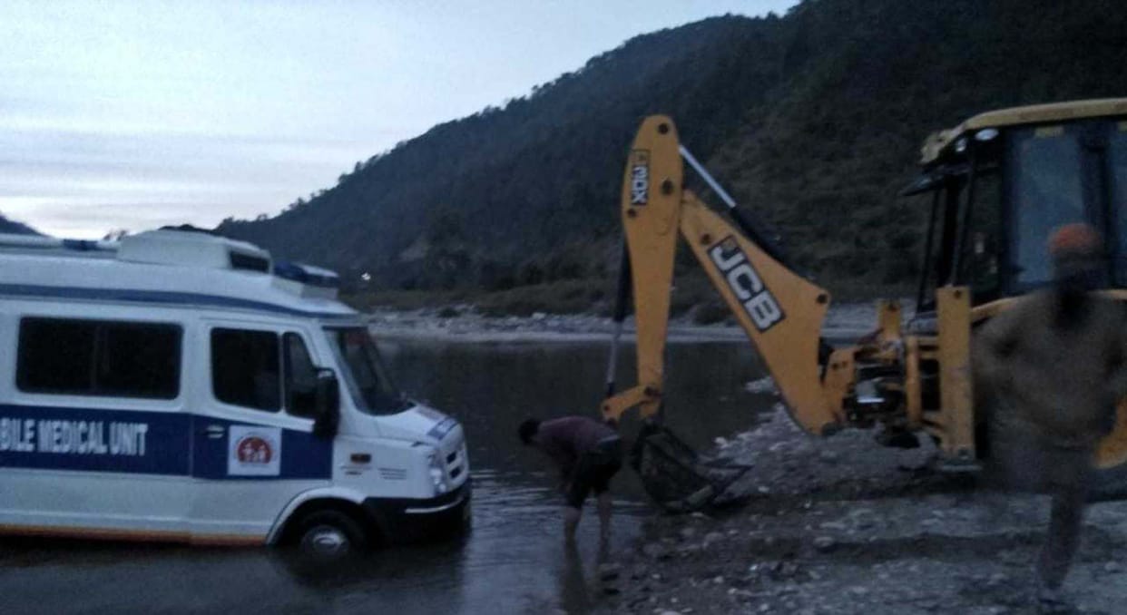 Police jeep fell into the ditch, police personnel narrowly escaped