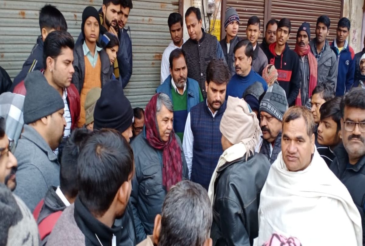 Miscreants Looted Chemist Shop Gun Fire in Market Filmy Style