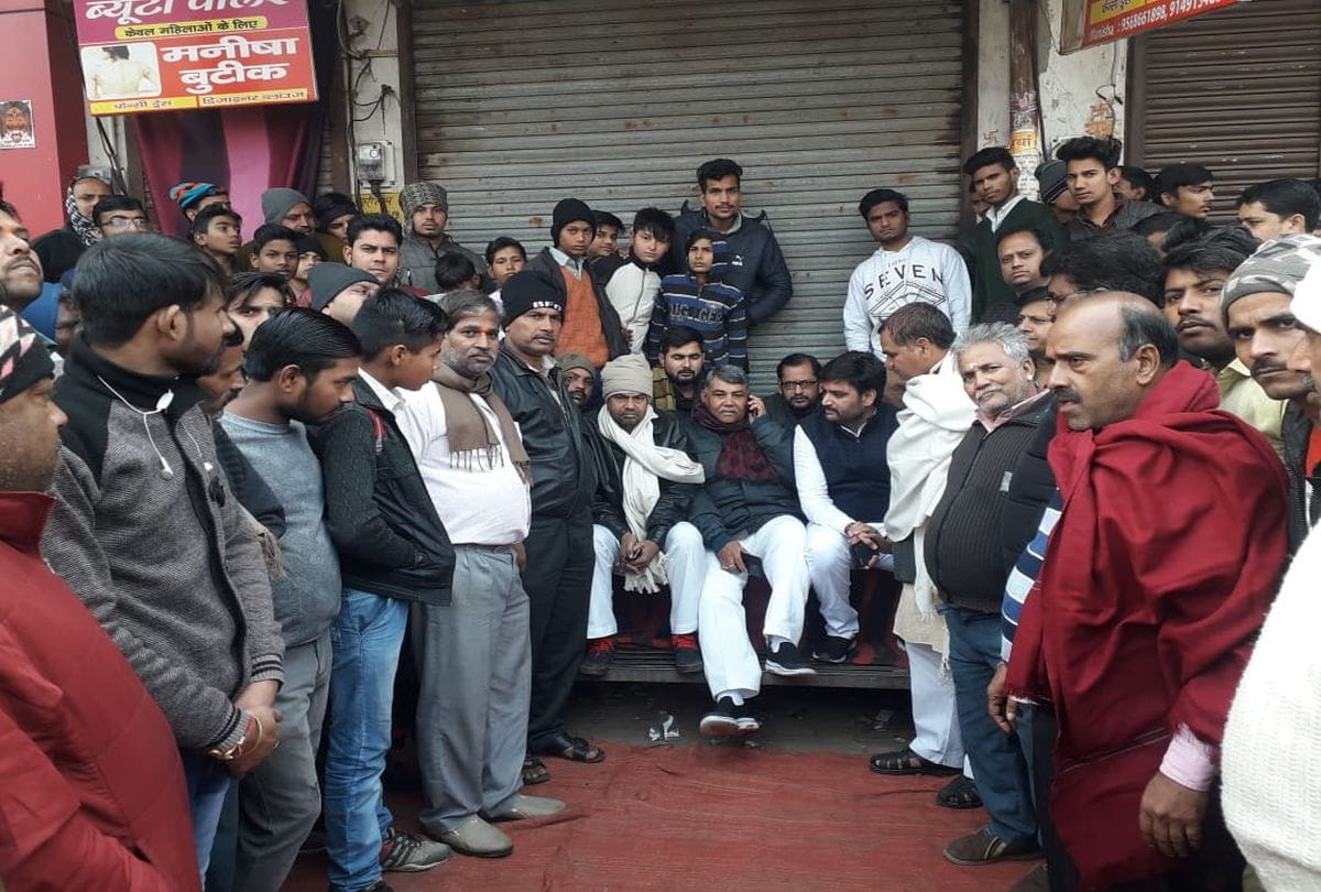 Miscreants Looted Chemist Shop Gun Fire in Market Filmy Style