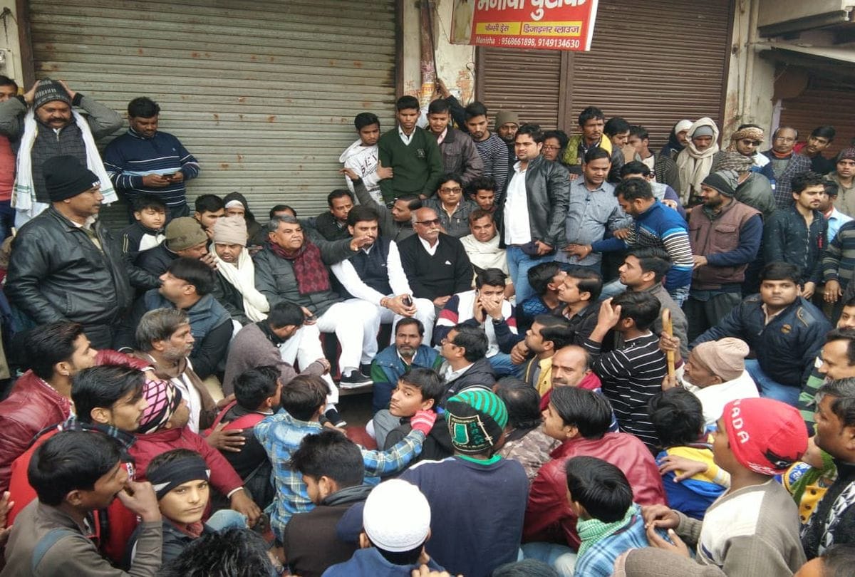 Miscreants Looted Chemist Shop Gun Fire in Market Filmy Style