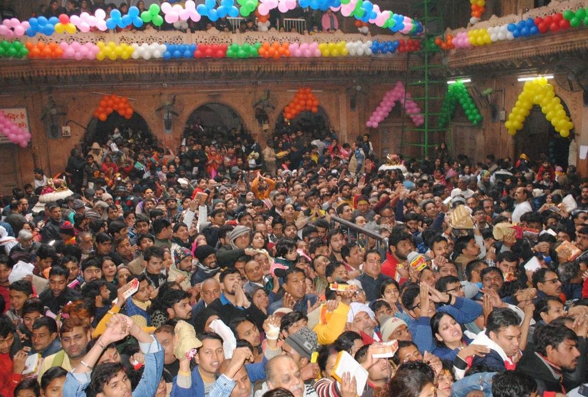 Women devotees fainted due to over crowd in Banke Bihari temple Vrindavan mathura