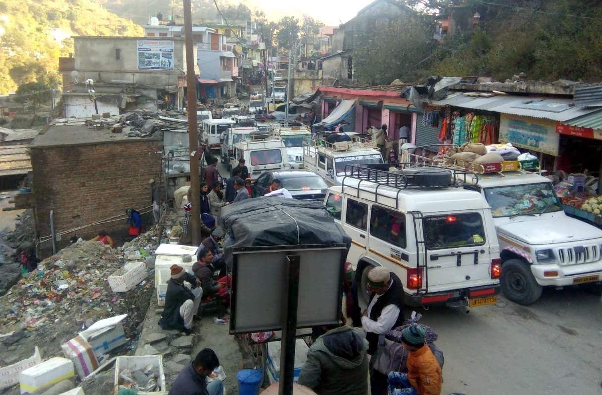 Tourists gathered in Chakrata, jammed in Sahia