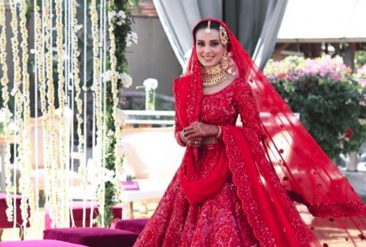 pakistani actress iqra Aziz copy priyanka chopra red lehenga