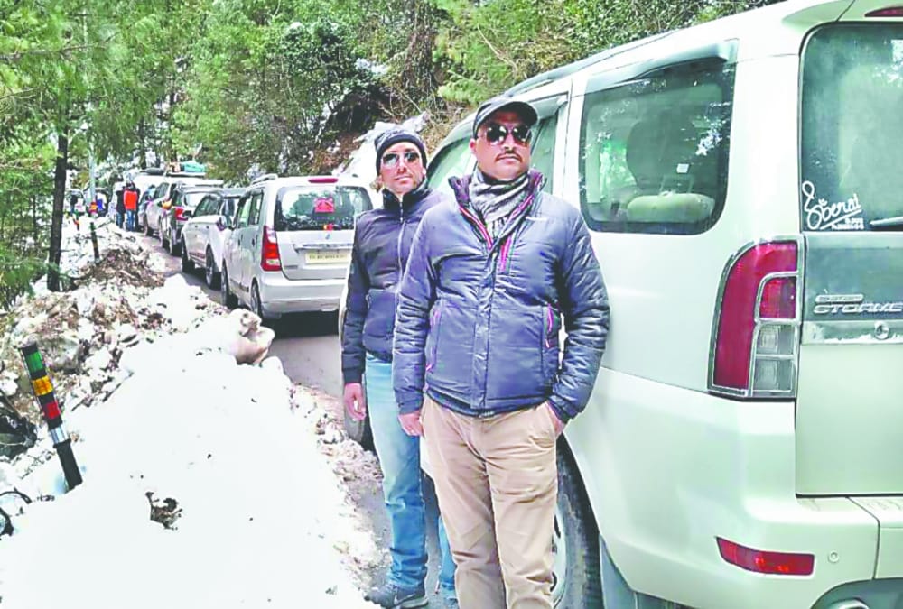 Tourist Return from Auli After New year Celebration Long Traffic jam due to Snowfall