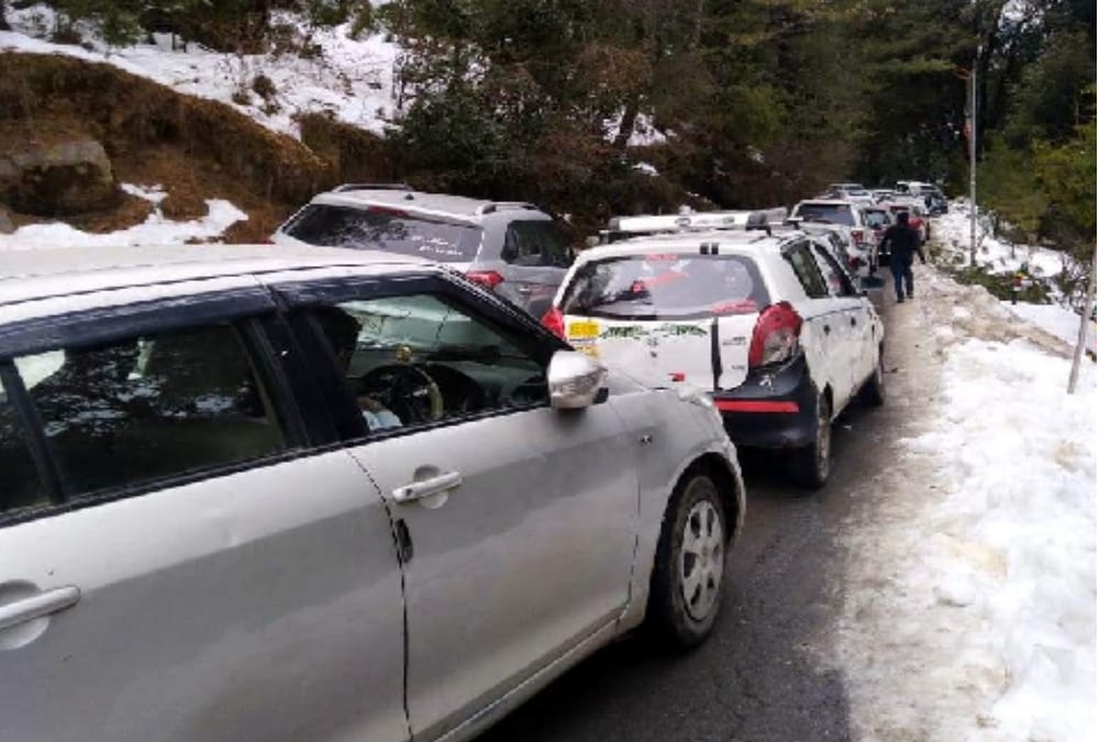 Tourist Return from Auli After New year Celebration Long Traffic jam due to Snowfall